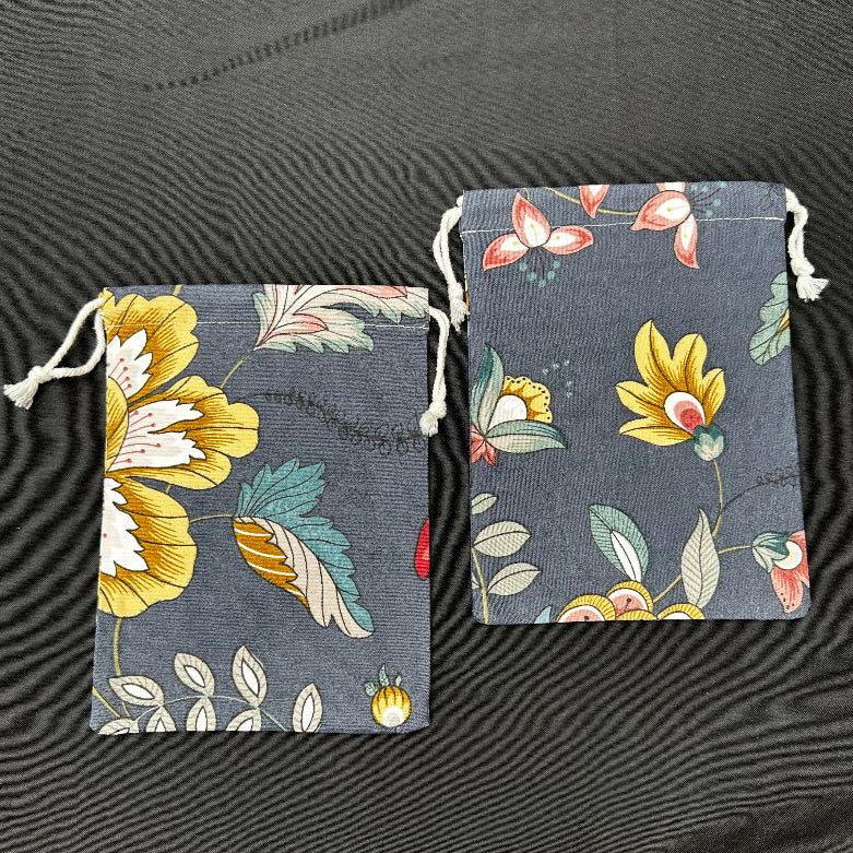 Drawstring Bag – Flowers Dark Blue - Practical & Unique